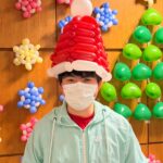 自作の風船サンタ帽を被っている私「しんちゃん」